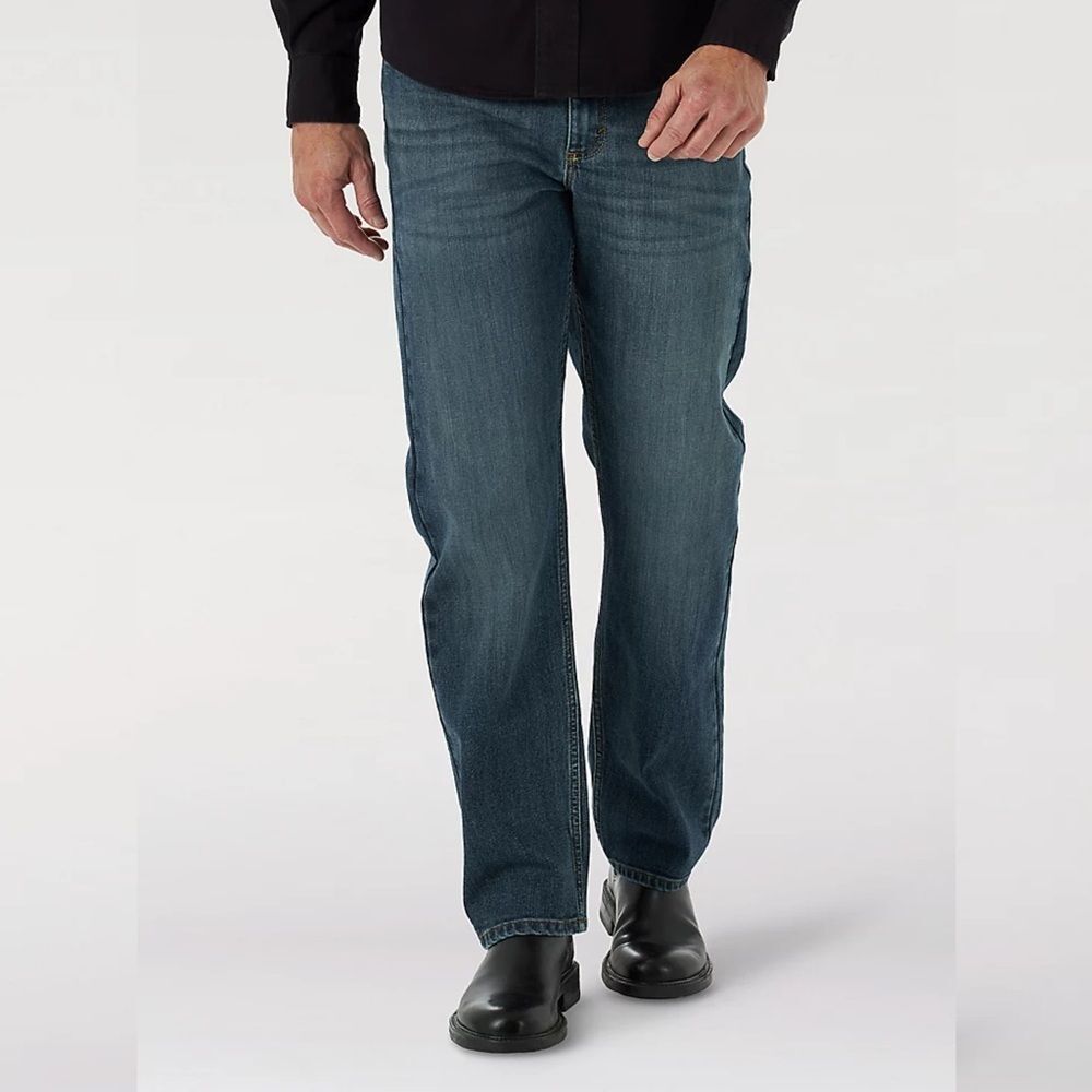 NWT Wrangler Relaxed Fit Denim Medium Wash Jeans 36 X 34